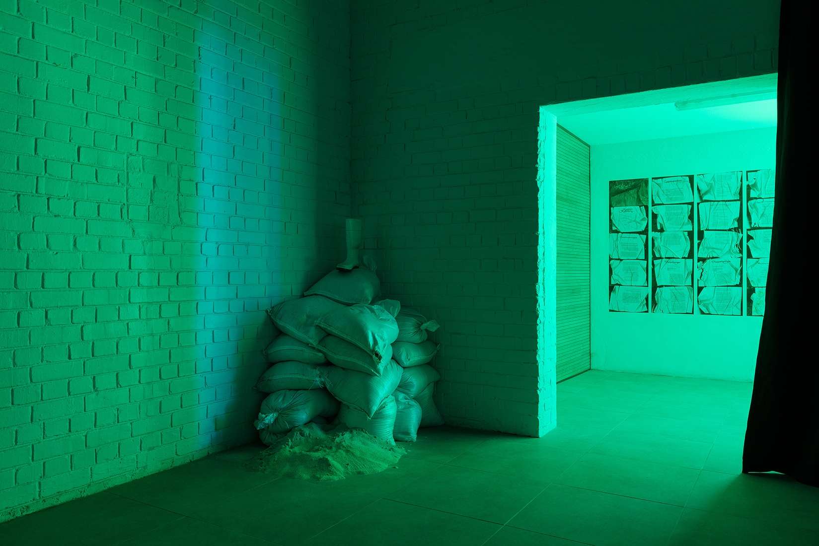 https://www.abrideswardt.com/files/gimgs/th-81_Installation view Abri de Swardt, Kammakamma (2022-2024), Synchronised two-channel projection, configurable screens, sand from Macassar Dunes, and costumes, 16’54 min 9.jpg